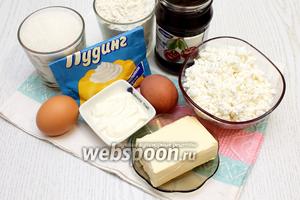 Для приготовления нам понадобятся следующие ингредиенты: масло сливочное, яйца куриные, сахар, разрыхлитель, мука пшеничная, творог, сметана, ванильный пудинг и вишнёвый джем.