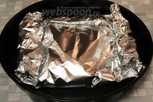 Уложить пакет с мясом в форму и поставить в духовку на 250°С на 0,5 часа, потом температуру убавить до 150°С и запекать ещё около 1 часа.