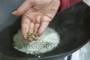 Масло нагревается на маленьком огне, оно не должно слишком раскалиться или подгореть. Добавляем семена горного сельдерея. Это любисток, который можно заменить и зирой.