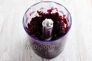 Готовую свёклу пюрировать. Удобнее это сделать погружным блендером. Если свёкла сочная, отжать сок.