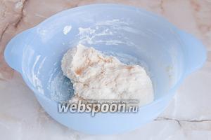 Первым делом необходимо приготовить опару. Для этого в миске смешиваем все ингредиенты из этой группы (воду, муку, соль и дрожжи) и получаем довольно плотный кусок теста. Прикрываем миску полотенцем и оставляем в тепле на 3 часа.