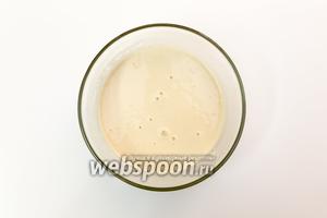 От общего количества муки возьмём 4 столовые ложки, смешаем с дрожжами, зальём водой. Хорошо перемешаем. Накроем плёнкой. Оставим на 10-15 минут.