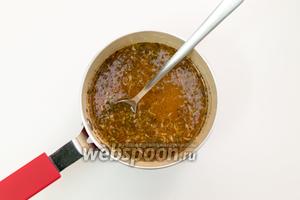 С небольшой миске смешаем мёд, цедру и сок лайма, корицу, имбирь. Ставим на огонь, прогреем до растворения мёда. Не кипятим!