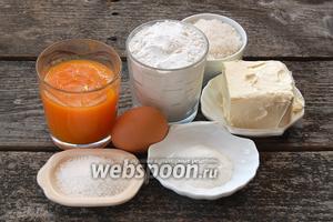 Для приготовления хрустящих тыквенных вафель нам понадобится тыквенное пюре, мука, сахар обычный и ванильный, сливочное масло, яйца, разрыхлитель.