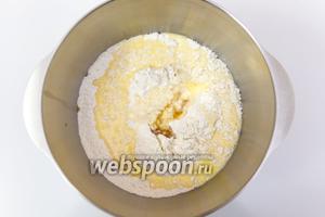 Сливочное масло растопим вместе с молоком и кефиром. Я просто выливаю в стакан с молоком кефир, выкладываю туда кусочек масла и разогреваю в микроволновке.
Смесь выливаем в муку с дрожжами. Туда же добавим яйцо и коньяк.