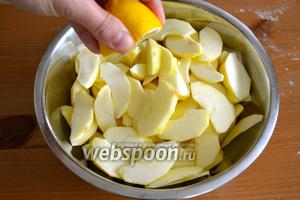 Для начинки яблоки вымыть, очистить от кожуры и нарезать небольшими дольками. Можно использовать смешанные сорта яблок... 2-3 яблока более кислого вкуса, и ещё 2 более сладковатых яблока. Нарезанные яблоки сбрызнуть лимонным соком.