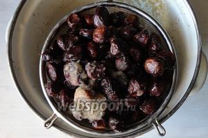 Вот уже оливки на 30 день. На вкус мне показалось достаточно горечи, в меру. Оливки откидываем на дуршлаг, как видно, соль полностью не растворилась. Оливки промываем холодной кипячёной водой.