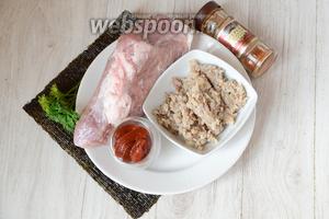 Для приготовления роллов со свиным мясом вам понадобится гречка (у меня она уже была заранее отварена), томатная паста, свиное мясо, нори, перец красный молотый и соль и петрушка.