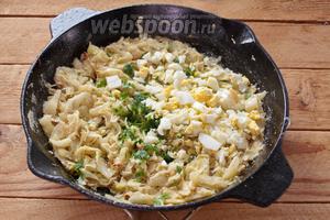 В самом конце добавьте к капусте соль и перец по вкусу. Можно добавить зелень (опционно). Отварите куриные яйца до готовности. Очистите их и измельчите. Добавьте к капусте. Перемешайте. Начинка готова.