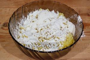 Добавьте 0,5 стакана муки. Посолите и поперчите по вкусу. Руками смешайте муку с картофелем, добиваясь однородного плотного шара теста.