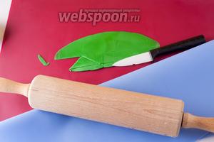 Для изготовления шляпы раскатываем между силиконовых поверхностей мастику, слоем в 2-3 миллиметра, режем её на полосы, а полосы — на треугольники. Размеры не указываю — это нужно «примерять» под размер маффинов. Если есть время, то можно вдавить в каждую шляпу по 2 бусины и оставить это дело сушиться на сутки. Я торопилась, поэтому монтировала всё в сыром виде.