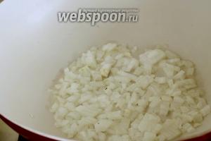 Разогреть в сковороде 2 ст. л. масла и обжарить лук на среднем огне до прозрачности. В конце добавить чеснок.
