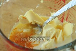 В другую миску положить яйцо, масло размягчённное (но не подтаявшее), сахар, сок, цедру и сок. Размять всё руками в однородную массу.