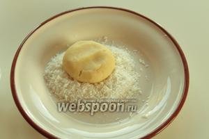 Затем в кокосовую стружку.