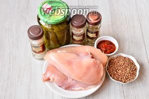 Для приготовления долмы из курицы с гречкой вам понадобится гречневая крупа, аджика, соль, хмели-сунели, перец красный молотый, куриное филе и виноградные листья.