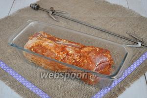 Мясо натереть солью, специями и чесноком. Чеснок лучше пропустить через давилку.