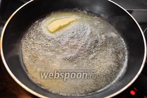 На сковороде, которую потом можно поставить в духовку, растопить сливочное масло. Если такой сковороды нет, не переживайте — просто переложите потом начинку в форму, которую удобно использовать в духовом шкафу.