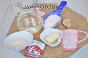 Для приготовления потребуется мука, маргарин, дрожжи сухие быстрорастворимые, сахар, соль и вода. О воде скажу отдельно, её может потребоваться от 250 до 32 мл, в зависимости от качества муки. Моя мука взяла 270 мл. Тесто не должно быть очень плотным.