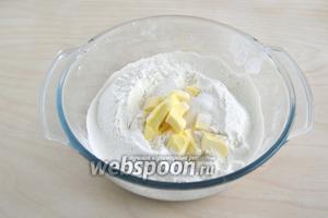Добавьте нарезанное кусочками, не очень холодное масло и разотрите всё в крошку, как на обычное песочное тесто.