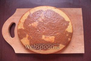 Испёкшееся тесто аккуратно вынимаем из формы, и оставляем чтобы остыло.