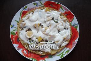 Сверху слой из фруктов поливаем сметанным кремом.