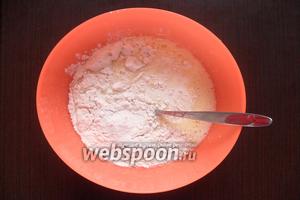 Далее добавляем к тесту кефир и муку.