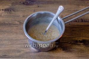 Первым делом следует сварить овсяную кашу. Для этого в кастрюльке доведите воду до кипения, добавьте овсяные хлопья быстрого приготовления, 1 ст. л. сахара и щепотку соли. Варите, помешивая, до загустения.