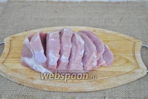 Мясо вымыть и промокнуть бумажными салфетками, сделать разрезы поперёк волокон, не доходя 2 см до края мяса.