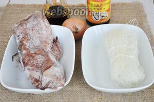 Приготовим пакет лапши, кальмары, луковицу, соус соевый, устричный и соль по желанию. Немного зелени.