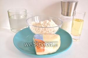 Для приготовления чебуреков с сыром нужен небольшой набор продуктов — сыр сулугуни, вода, мука пшеничная, соль и масло растительное.