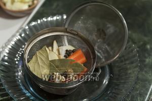 В закручивающуюся сеточку закладываем специи и приправы. Насколько я помню, раньше такая композиция из лаврового листа, чёрного и душистого перцев, лука, чеснока, корня петрушки и моркови называлась «Букетом Гарни».