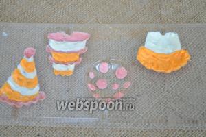 Заполнить жёлтым шоколадом нужные вам фрагменты и далее растопить и добавить белый шоколад. Вот так будет выглядеть работа изнутри.