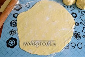 Тесто достать из холодильника и разделить на 3 равные части. Раскатать каждую часть в тонкий пласт, толщиной примерно 3 мм.