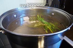 Из говядины варим бульон по всем правилам классики. Готовое мясо вытащим и нарежем на кусочки.
