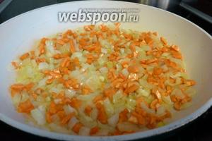 Готовим заправку из лука и моркови. Сильно зажаренный лук забьёт вкус солёных груздей, поэтому жарим на среднем огне, не допуская зажаренности, нам надо, чтобы морковь стала ярко-оранжевой, а лук прозрачным и мягким.