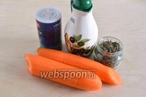 Подготовьте необходимые ингредиенты: морковь, оливковое масло, сушёный розмарин и морскую соль. Морковь лучше выбирать крупную, так как готовые ломтики уменьшаются в размере примерно в 3 раза.