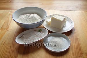 Для приготовления печенья нам понадобится мука, маргарин, сахарная пудра, а также сахар для обсыпания печенья.