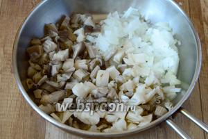 Вешенки порезать средними кубиками, репчатый лук порезать мелкими кубиками. Соединяем лук и грибы в разогретой сковороде с оливковым маслом. Обжариваем до готового золотистого состояния.