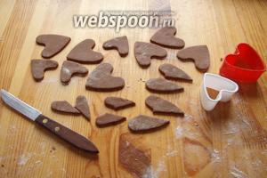 А затем шоколадные. Шоколадные при этом разрезаем пополам, это будут уши «Тузика», а также от теста отщипываем кусочек для того, чтобы сделать ещё носик и глаза!