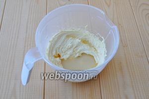 Готовим масляный крем для обмазки под мастику. Масло тёплое, комнатной температуры, взбить и частями добавлять сгущёнку, не переставая взбивать.
