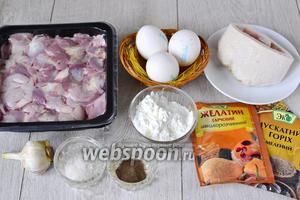 Для приготовления нам понадобятся: куриные желудочки, сало свиное, яичные желтки, сухой желатин в порошке, крахмал, чеснок — 4 зубчика, соль, чёрный перец, мускатный орех.