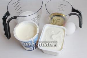 Приготовим такие продукты: мука, сахар, сметана, творог, яйца, разрыхлитель и ванильный сахар. Обратите внимание, что творог у нас очень жидкий. Если у вас не такой, то муки вам понадобится меньше.