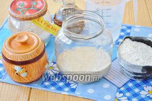 Потребуется 2 вида муки, вода, соль, мёд (можно заменить сахаром), подсолнечное масло, закваска ( домашняя закваска на ржаном солоде для хлеба ).