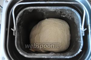 Через 1 час 30 минут, тесто немного разошлось но почти не поднялось. Это не должно вас пугать. Хлеб на закваске долго подходит.