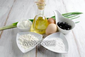 Чтобы приготовить омлет, нужно взять яйца, муку, крахмал, сметану, соль, перец, зелёный лук, масло подсолнечное, маслины.