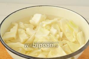 Капусту нарезать на небольшие произвольные куски, залить горячей водой на 5 минут. После капусту, как и мясо, пропустим через мясорубку.