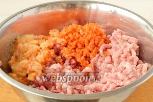 Мясо промыть и очистить от жилок и жира, если такие имеются. Лук и морковь очистить и помыть. В мясорубке перекрутить сначала мясо, затем овощи, поместить в миску, в которой будет удобно замесить потом фарш.