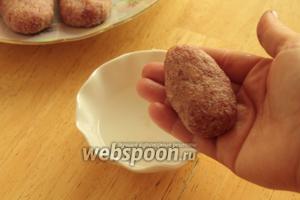 Достаём охлаждённое мясо, рядом кладём мисочку с водой, чтобы смачивать руки. Отрываем маленькие кусочки размером с большой грецкий орех. Лепим маленькие котлетки чуть овальной формы. Форма не принципиальна, можно и круглые. Немного приплющить котлетки, но только чуть-чуть.