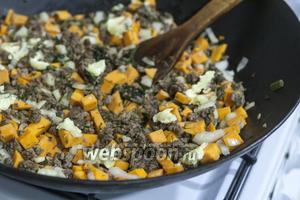 В хорошо вымешанный и остывший мясной фарш с овощами добавляем 2 ложки сливочного масла, мелкими кусочками.