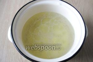 Картофель чистим, моем, нарезаем кубиками и кладём в процеженный куриный бульон. Начинаем варить. Понадобятся приблизительно 2 литра куриного бульона.